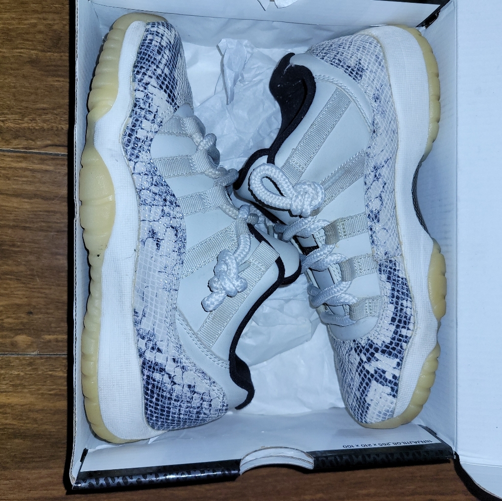 Jordan 11s Bone snake skin size 5Y.